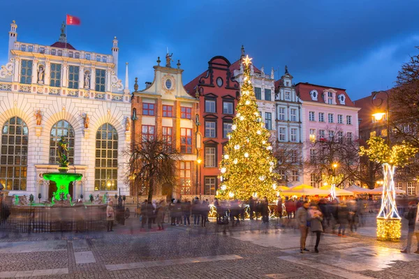 ポーランドの夕暮れ時に美しいクリスマスツリーとグダニスクのロングレーン — ストック写真