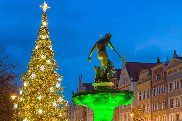 Long Lane Neptune Szökőkút Gdanskban Gyönyörű Karácsonyfával Alkonyatkor Lengyelországban — Stock Fotó