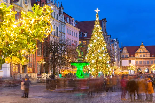 ポーランドの夕暮れ時に美しいクリスマスツリーとグダニスクのロングレーンとネプチューン噴水 — ストック写真