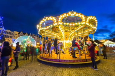 Gdansk, Polonya - 7 Aralık 2019: Polonya 'nın eski Gdansk kentinde geleneksel Noel panayırı. Gdansk, gotik mimarisi ile Polonya 'nın Pomeranya' nın tarihi başkentidir..