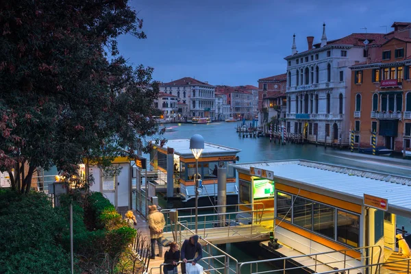 Venice Italy October 2019 People Tram Boats Venice Traditional Colorful — Stock Photo, Image