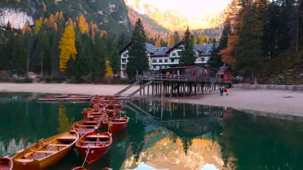 Łodzie Jeziorze Lago Braies Dolomitach Wschodzie Słońca Włochy — Wideo stockowe