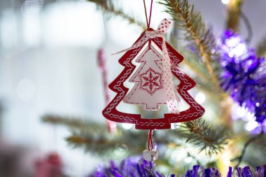 Noel ağacı üzerine Noel süslemeleri
