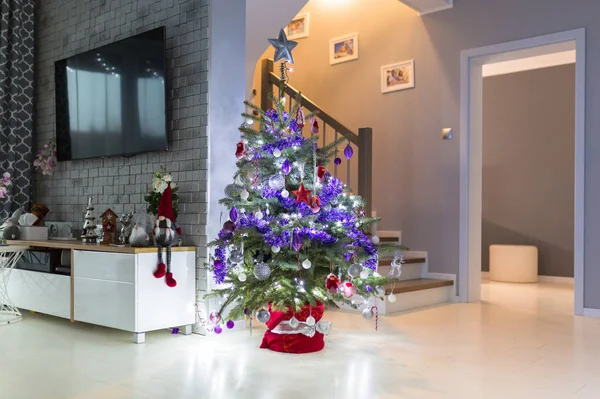 Verlichte Kerstboom Met Decoraties Woonkamer — Stockfoto