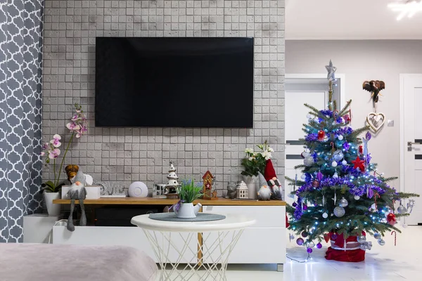 Oturma Odasındaki Aydınlatılmış Noel Ağacı — Stok fotoğraf