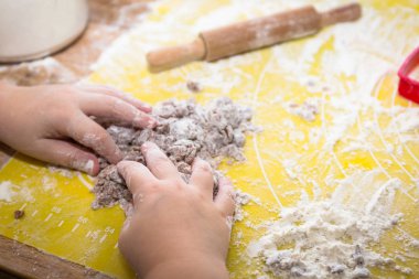 Küçük kız elleri Noel için zencefilli kurabiye hazırlıyor.