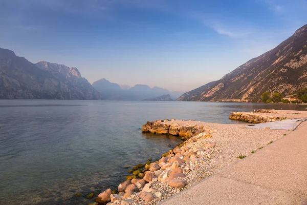 Bela Costa Lago Garda Pôr Sol Norte Itália — Fotografia de Stock