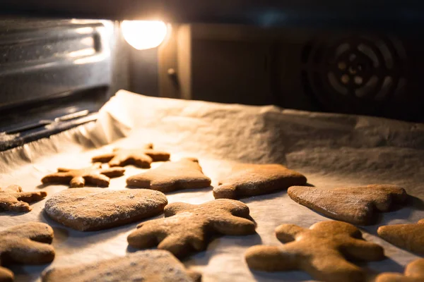 Cozimento Biscoitos Gengibre Para Natal Forno — Fotografia de Stock