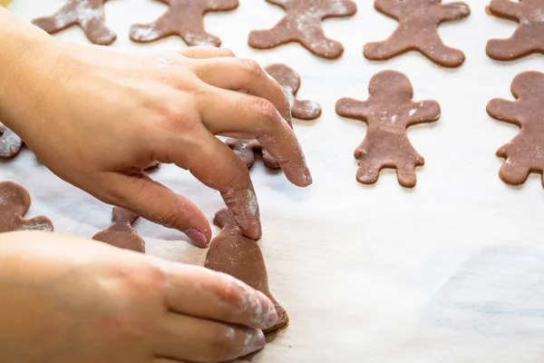 Manos Mujer Preparando Galletas Jengibre Para Navidad — Foto de Stock