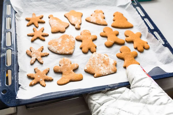 オーブンでクリスマスのためのジンジャーブレッドクッキーを焼く — ストック写真