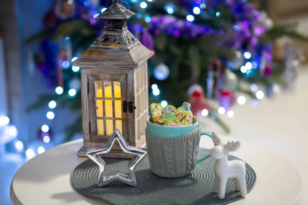 Taza Llena Galletas Jengibre Mesa Con Luz Árbol Navidad Fondo — Foto de Stock