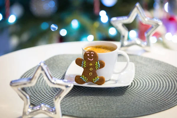 Gingerbread Cookie Man Cup Hot Coffee Christmas Tree Lights Background — Stock Photo, Image