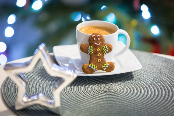 Gingerbread Cookie Man Cup Hot Coffee Christmas Tree Lights Background — Stock Photo, Image