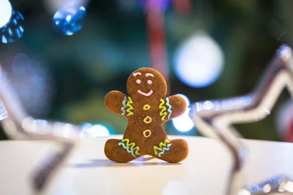 Biscoito Gengibre Homem Mesa Luzes Árvore Natal Fundo — Fotografia de Stock