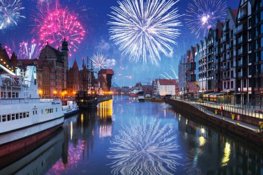 Gdansk, Polonya - 24 Kasım 2019: Motl üzerinden eski Gdansk kasabası