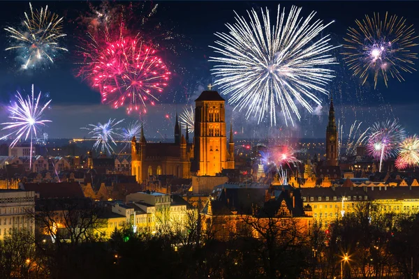 Beau paysage urbain de Gdansk avec la basilique Sainte-Marie et la ville de Ha — Photo