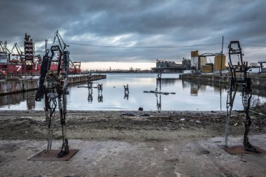 Gdansk, Polonya - 15 Aralık 2019: Polonya 'nın eski Gdansk tersanesinde sudan çıkan hurdadan kurtulanlar olarak adlandırılan Çek Hukuku Podlesny heykelleri