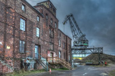 Gdansk, Polonya - 15 Aralık 2019: Endüstriyel vinçlerle Gdansk 'taki eski tersanenin sanayi manzarası, Polonya