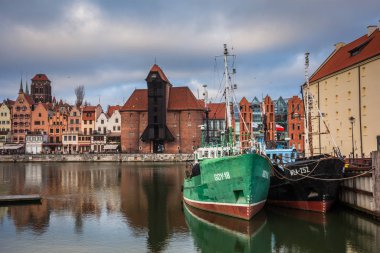 Gdansk, Polonya - 15 Aralık 2019: Motlawa nehri üzerindeki Gdansk şehrinin güzel manzarası. Gdansk, güzel mimarisi ile Polonya Pomeranya 'nın tarihi başkentidir..