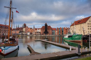 Gdansk, Polonya - 15 Aralık 2019: Motlawa nehri üzerindeki Gdansk şehrinin güzel mimarisi. Gdansk, güzel mimarisi ile Polonya Pomeranya 'nın tarihi başkentidir..