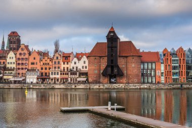 Gdansk, Polonya - 15 Aralık 2019: Motlawa nehri üzerindeki Gdansk şehrinin güzel mimarisi. Gdansk, güzel mimarisi ile Polonya Pomeranya 'nın tarihi başkentidir..