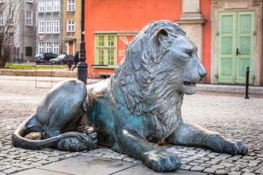 Gdansk, Polonya - 15 Aralık 2019: Eski Gdansk kasabasındaki bronz aslan heykelleri, Polonya