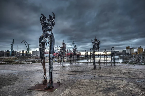 波兰格但斯克 2019年12月15日 波兰格但斯克前造船厂的被称为 幸存者 的捷克法律雕塑 — 图库照片