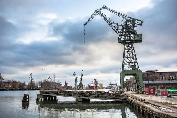 波兰格但斯克 2019年12月15日 波兰格但斯克前造船厂的工业风景 黎明时分有工业起重机 — 图库照片