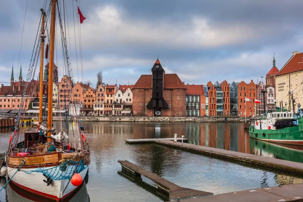Gdansk, Polonya - 15 Aralık 2019: Motlawa nehri üzerindeki Gdansk şehrinin güzel mimarisi. Gdansk, güzel mimarisi ile Polonya Pomeranya 'nın tarihi başkentidir..