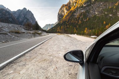 Gün batımında Dolomitler 'in içinden geçen Idyllic dağ yolu. İtalya