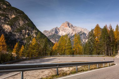 Dolomitlerin içinden geçen Idyllic dağ yolu, Güney Tyrol. İtalya
