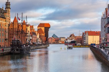 Gdansk şehrinin güzel mimarisi Motlawa nehri üzerinde, Polonya.
