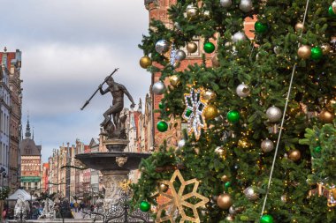 Gdansk 'taki Long Lane ve Neptune Çeşmesi' nde Polonya 'da güzel bir Noel ağacı var.