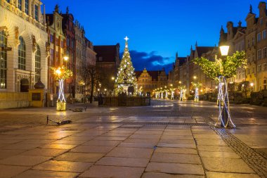 Gdansk 'taki Long Lane' in güzel mimarisi. Şafakta Noel bağcıklarıyla, Polonya..