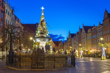Gdansk 'taki Long Lane' in güzel mimarisi. Şafakta Noel bağcıklarıyla, Polonya..