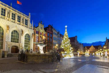 Gdansk 'taki Long Lane' in güzel mimarisi. Şafakta Noel bağcıklarıyla, Polonya..