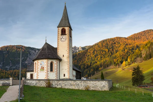 Paisaje Idílico Pequeña Iglesia Los Alpes Italia — Foto de Stock