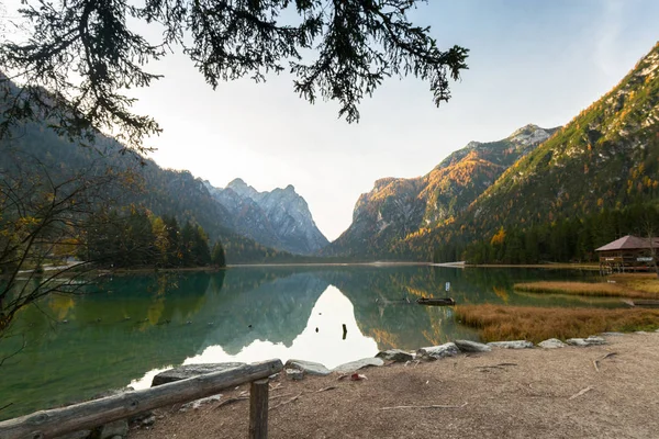 Δολομίτες Βουνά Αντανάκλαση Στη Λίμνη Lago Dobbiaca Φθινόπωρο Ιταλία — Φωτογραφία Αρχείου