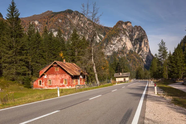 Idyllic山路穿过南蒂罗尔的Dolomites 意大利 — 图库照片