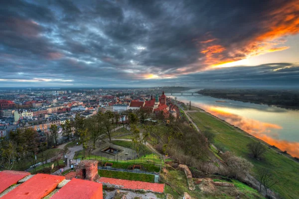 Panorama av Grudziadz stad från Klimek tornet vid solnedgången, Polen. — Stockfoto