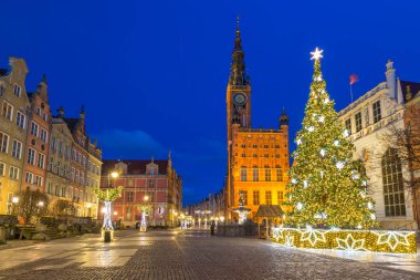 Gdansk 'taki Long Lane' in güzel mimarisi. Şafakta Noel bağcıklarıyla, Polonya..