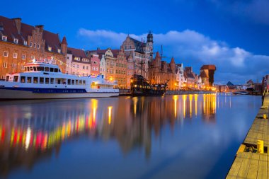 Gdansk 'taki eski şehrin şafak vakti Motlawa nehri üzerindeki güzel manzarası, Polonya.