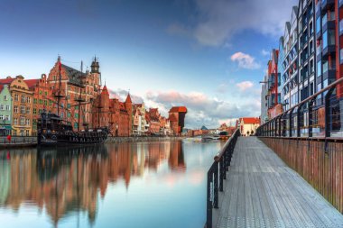 Gdansk 'taki eski şehrin güzel manzarası güneş doğarken Motlawa nehrinin üzerinde, Polonya.