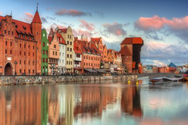 Gdansk 'taki eski şehrin güzel manzarası güneş doğarken Motlawa nehrinin üzerinde, Polonya.