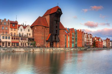 Gdansk 'taki eski şehrin güzel manzarası güneş doğarken Motlawa nehrinin üzerinde, Polonya.