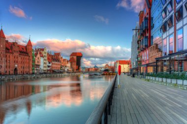 Gdansk 'taki eski şehrin güzel manzarası güneş doğarken Motlawa nehrinin üzerinde, Polonya.