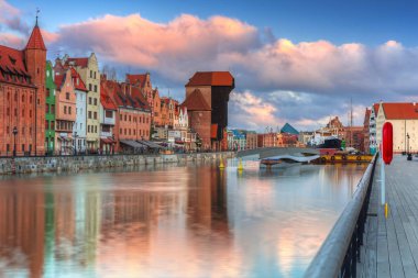 Gdansk 'taki eski şehrin güzel manzarası güneş doğarken Motlawa nehrinin üzerinde, Polonya.