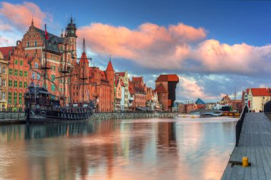 Gdansk 'taki eski şehrin güzel manzarası güneş doğarken Motlawa nehrinin üzerinde, Polonya.