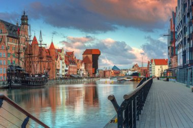 Gdansk 'taki eski şehrin güzel manzarası güneş doğarken Motlawa nehrinin üzerinde, Polonya.