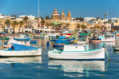 Malta 'nın Marsaxlokk köyünde geleneksel balıkçı tekneleri